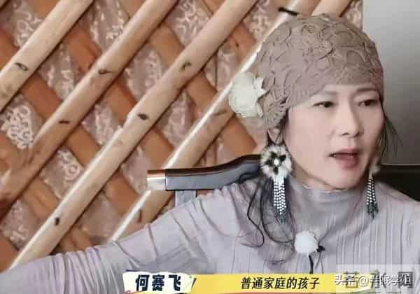 刘晓庆一天吃一斤肉，同龄人夸她年轻，摘下假发真容曝光