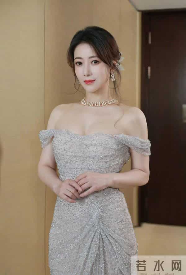 陈紫函亮片裙杀疯了！这颜值这身材，简直是行走的画报！