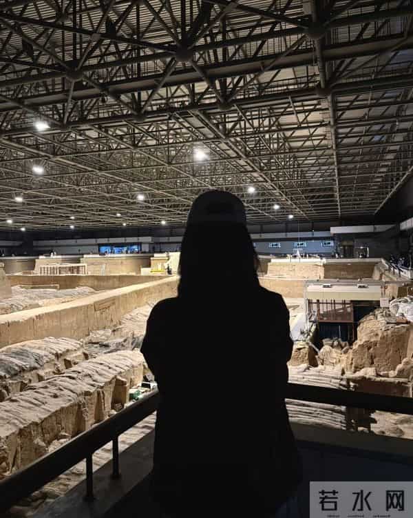 江疏影晒西安旅拍照，逛兵马俑，看《长恨歌》……开心到起飞！