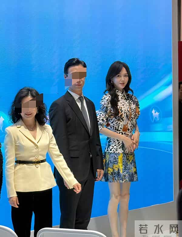 唐嫣在进博会被人拍到腿细得像两根筷子,走路带风,裙子都贴不住