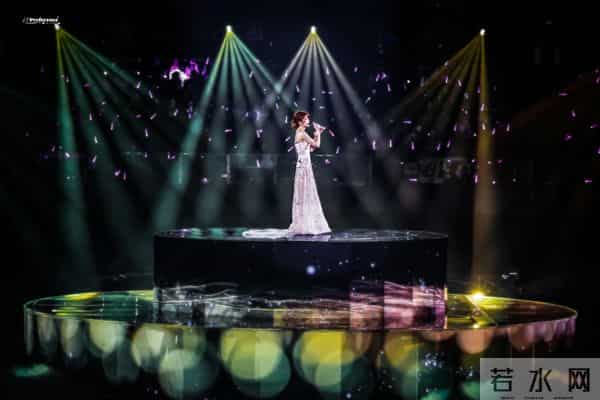 赵露思高调宣布回归，两套高定加持音乐会火辣唱跳！