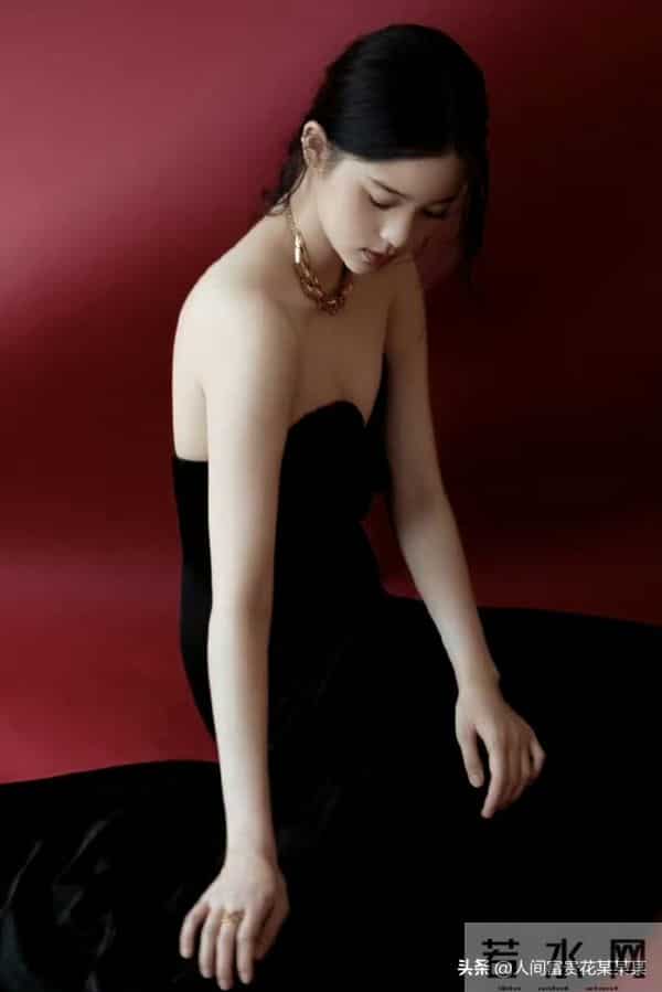 欧阳娜娜 抹胸裙太美了