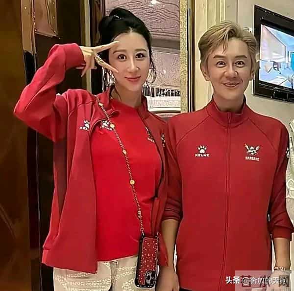 56岁陈浩民和老婆蒋丽莎入住一家豪华酒店，这次露面状态非常差