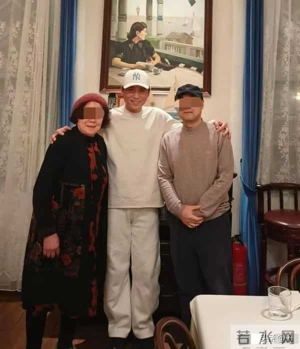 51岁李乃文哈尔滨和朋友聚餐，白色短袖上衣又高又瘦，状态像40岁