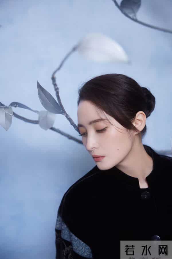 蒋勤勤分享国风写真，黑丝绒刺绣装配低盘发，气质典雅美出新高度