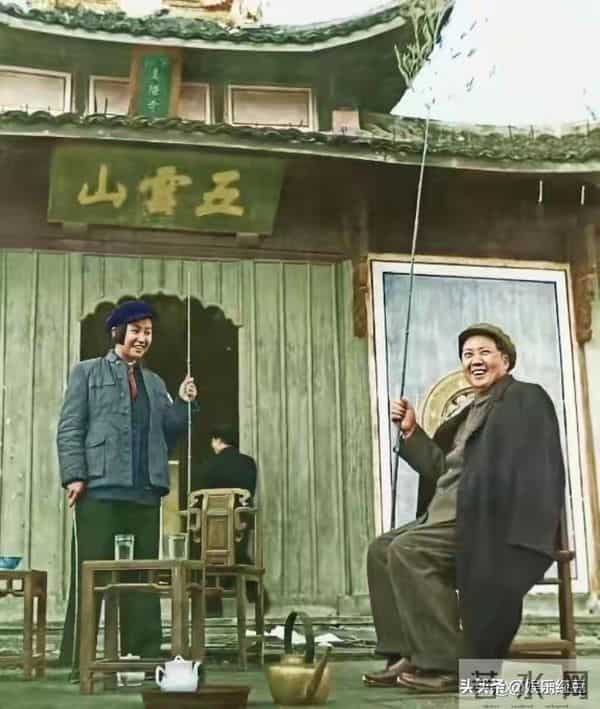 毛主席一家四口合影，四人脸上全是笑意，李讷紧挨毛主席