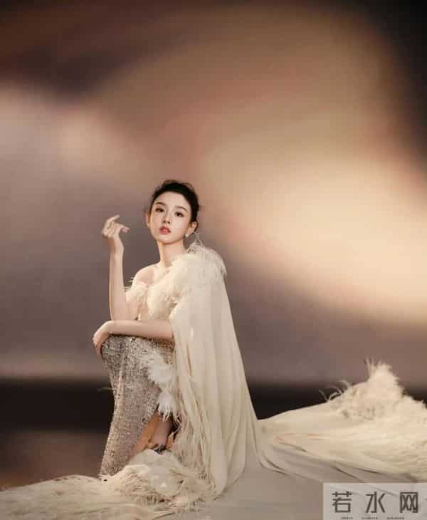 这身毛絮礼服,宋祖儿像是为落入凡间的精灵特意织就