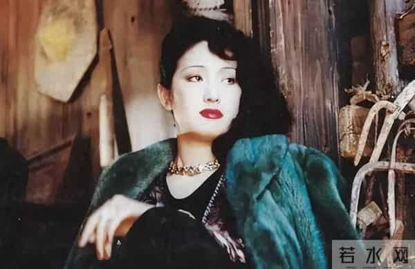 59岁巩俐现身北京公园，穿黑皮衣配透明伞，雨中喝酸奶吃冰糖葫芦