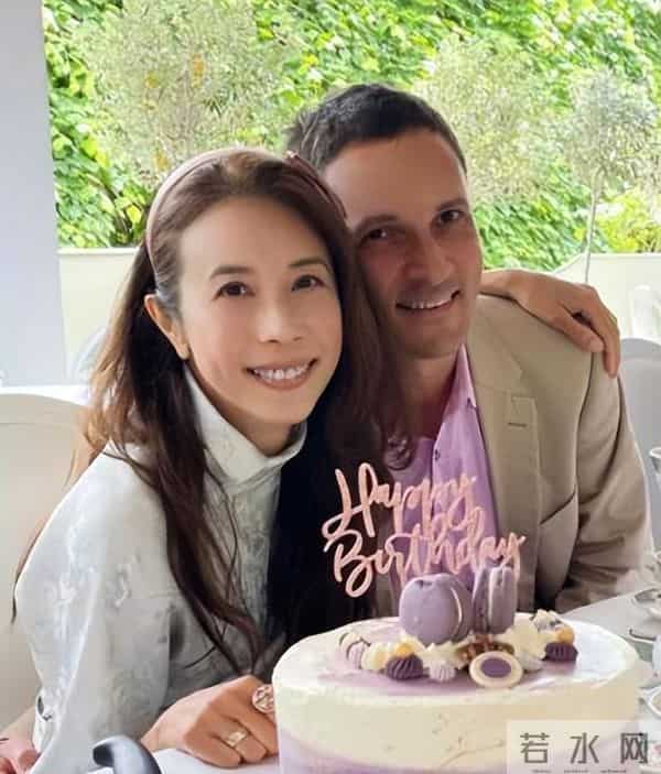 55岁莫文蔚现身香港!生图皮松肉垮自然老去,穿透视装身材干瘪