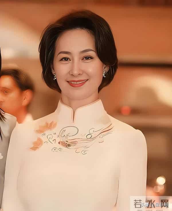 官媒发文,63岁何超琼再破天花板,让许晋亨和整个豪门圈刮目相看!