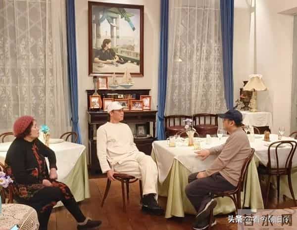 51岁李乃文到哈尔滨朋友家里做客,他身穿白色短袖,身材又高又瘦