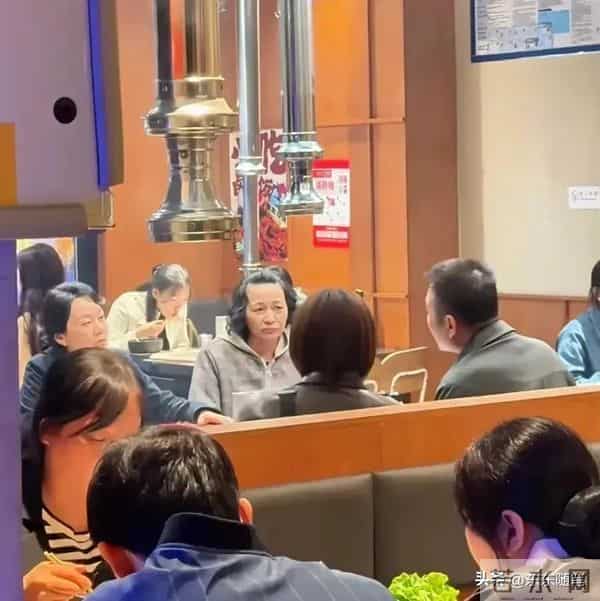 54岁闫妮和好友任素汐沈阳餐馆吃烤肉,穿羽绒服扎一头卷发挺时髦