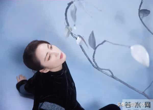 蒋勤勤出席十堰竹山活动,穿黑色印花中式套装发髻低挽,大气漂亮