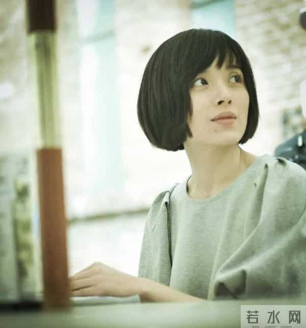 她26岁成双料影后,二婚嫁靳东高龄生下两子,今48岁美得自信从容