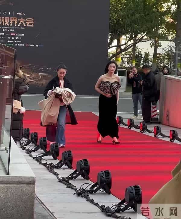 蒋欣终于瘦出新高度，顶级头肩比美爆了，她的“波浪”锁骨更抢镜