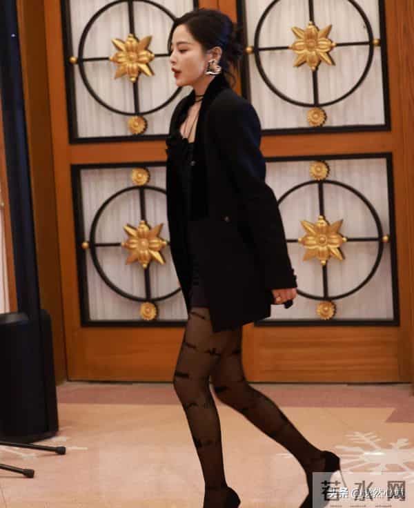 辛芷蕾这黑丝袜真的太绝了，黑丝袜显得大长腿更美