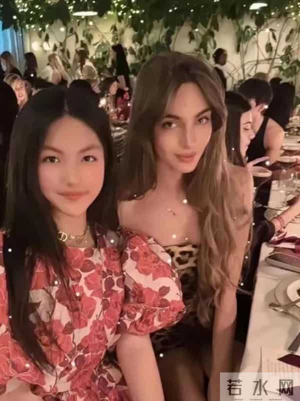 李湘女儿王诗龄已经彻底混欧美圈了,接受欧美教育,结识欧美名流