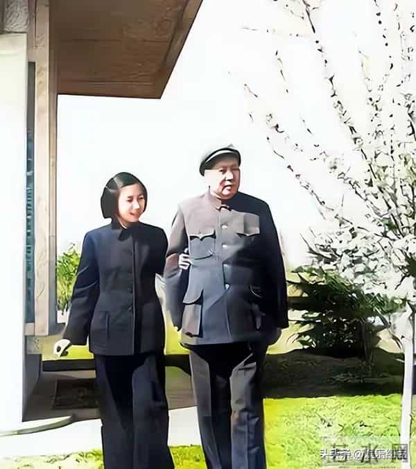 毛主席一家四口合影，四人脸上全是笑意，李讷紧挨毛主席