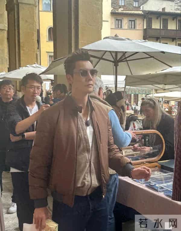 39岁陈伟霆在佛罗伦萨古董市场被偶遇，腰板挺直，年龄越大越帅了