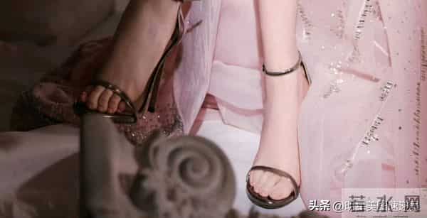 景甜：粉裙衬玉腿，神颜配好身材