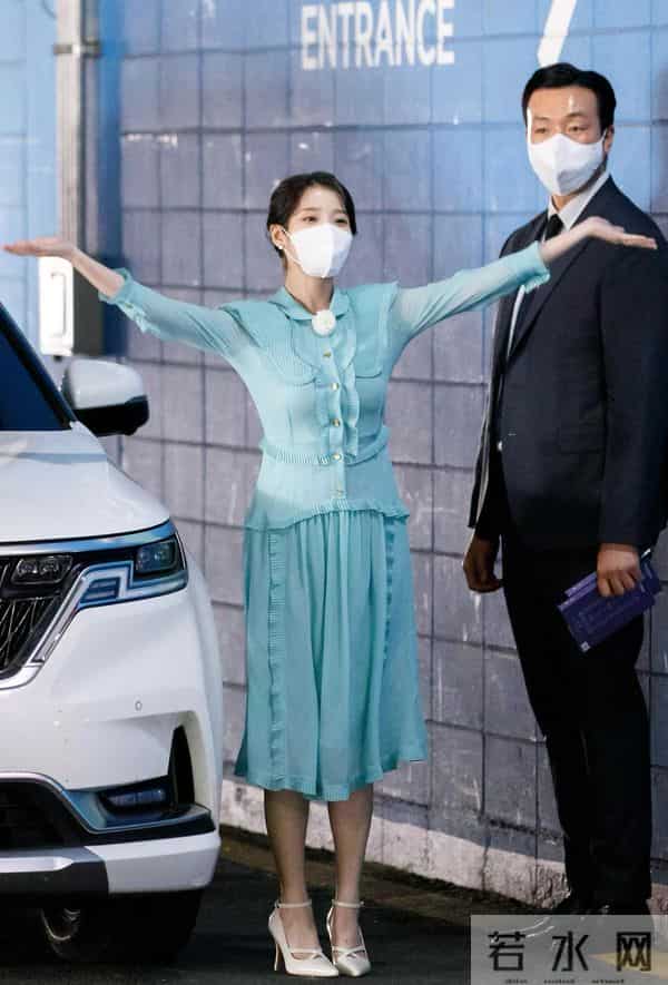 iu李知恩透视裙和白色高跟鞋很有成熟女人的味道