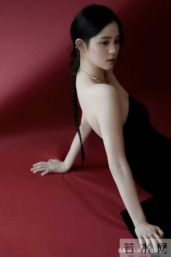 欧阳娜娜 抹胸裙太美了