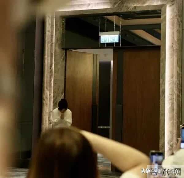 关咏荷与粉丝续20年之约 白色礼服纯洁优雅 61岁真人又白又瘦像30岁