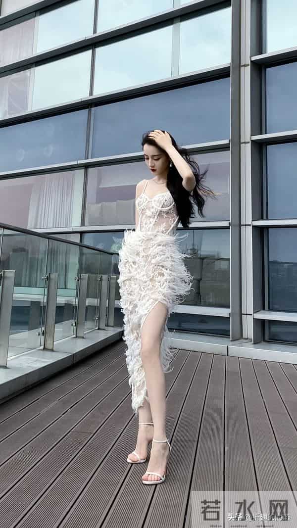 迪丽热巴经典羽毛裙穿搭壁纸，高跟大长腿吸睛。