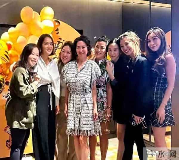 63岁何超琼香港为干女儿庆生，送哪吒蛋糕，幸福氛围拉满