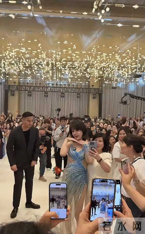 55岁于文红减肥决心坚定，1米66想减到80斤，穿高开叉裙秀身材