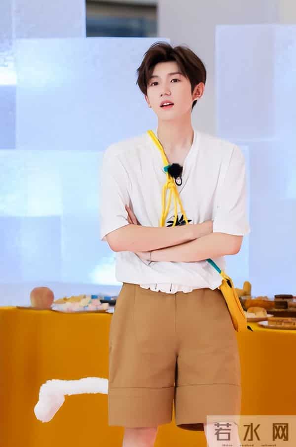 一场生日，戳穿25岁王源江湖地位，易烊千玺确实一个字都没说错