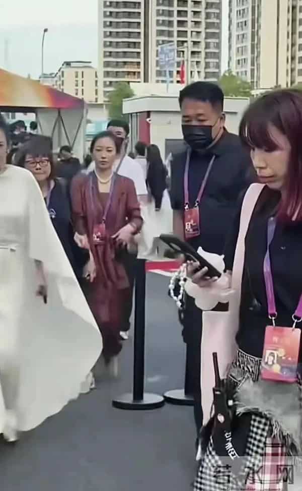 章子怡与嫂子现身活动,嫂子跟在身后像助理,颜值和气场都很不错