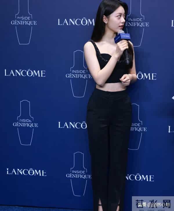 赵今麦这一套又美又飒,越来越漂亮了