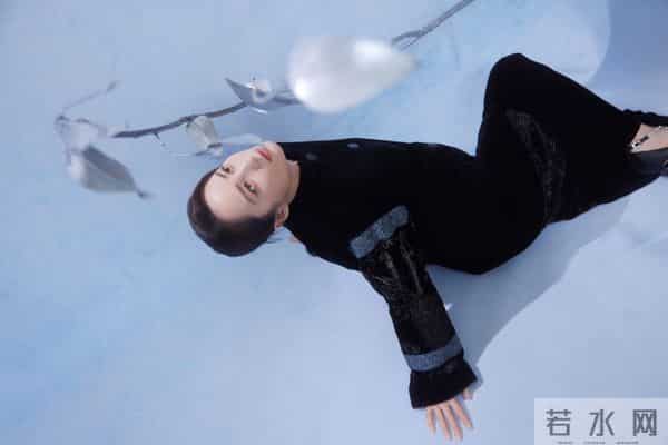 蒋勤勤今日份营业美照,成熟有气质