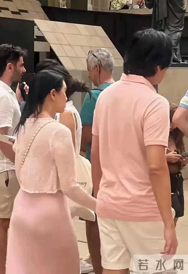 秦昊伊能静牵手逛巴黎，秦昊的大肚腩，伊能静下垂的妈妈臀太抢镜