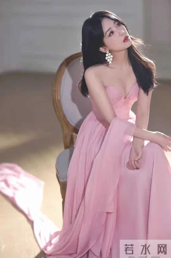 杨紫绝美写真，一袭粉色抹胸裙，甜美性感