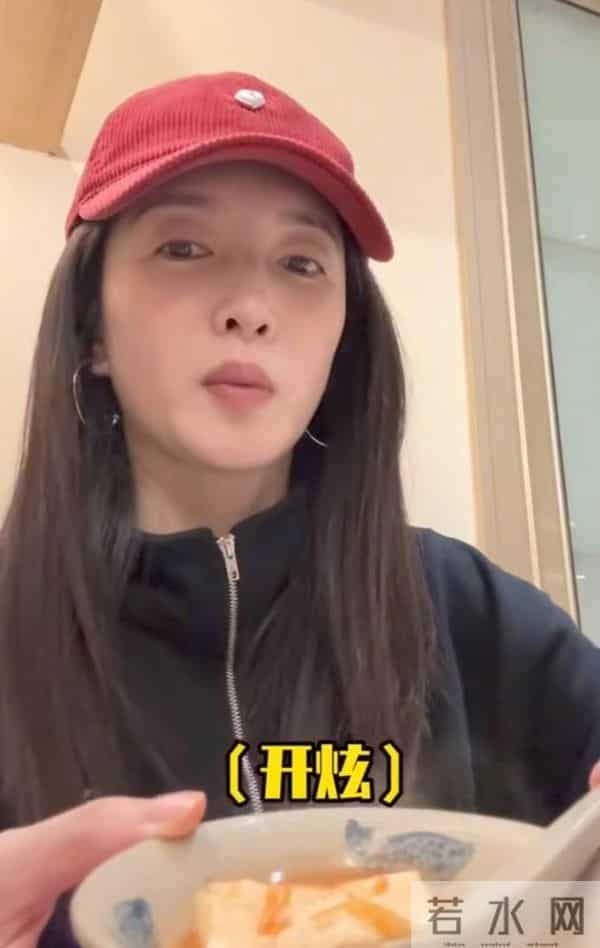 江疏影和朋友吃贵州火锅 两人炫了一大桌菜 网友 怎么做到吃都不胖的