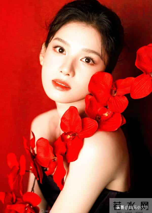 张婧仪今天出席卡地亚高珠展,穿黑色礼服裙佩戴权威祖母绿好美