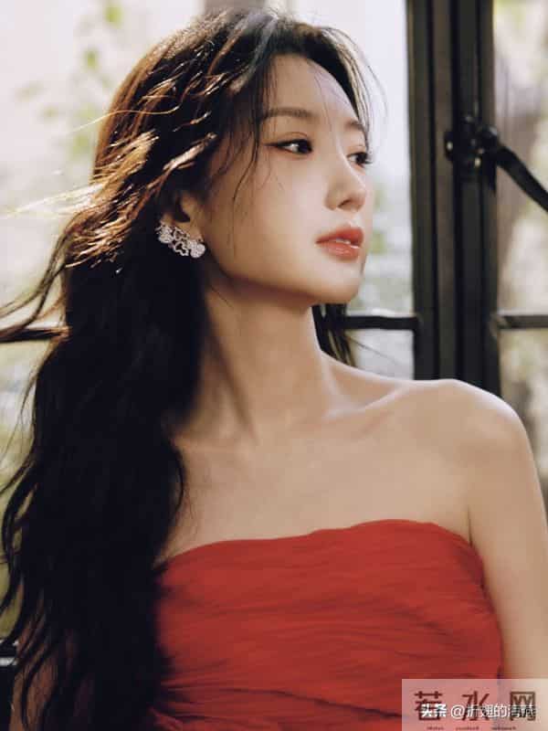 毛晓彤抹胸红裙，自在随性，炽热明艳。