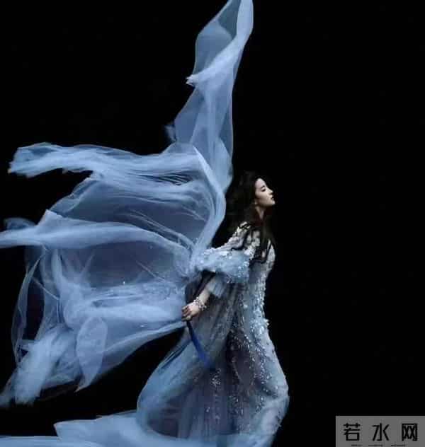 刘亦菲，美成一幅油画！