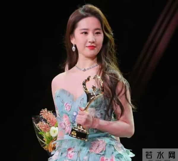 离的离,散的散!反倒是被嘲38岁还“没人要”的她,活得最潇洒