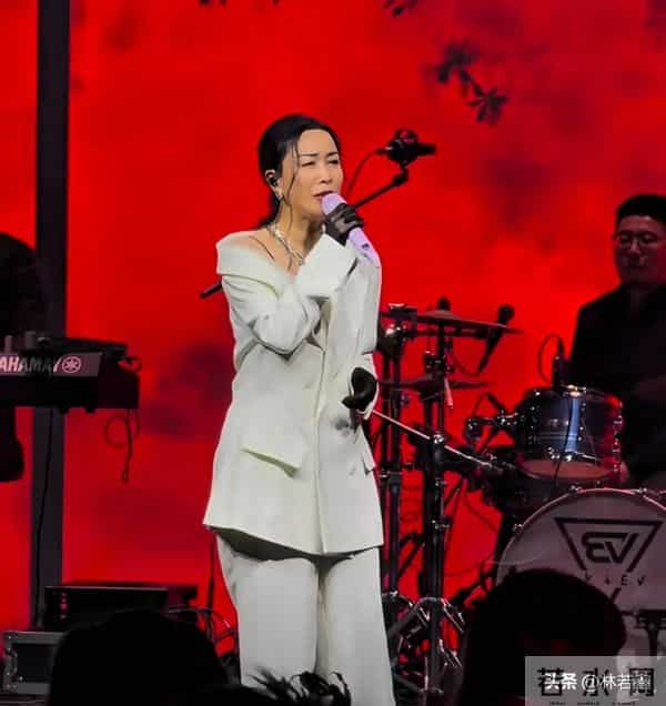 57岁那英与宋佳合唱《一笑而过》,巩俐和李现在台下笑的合不拢嘴