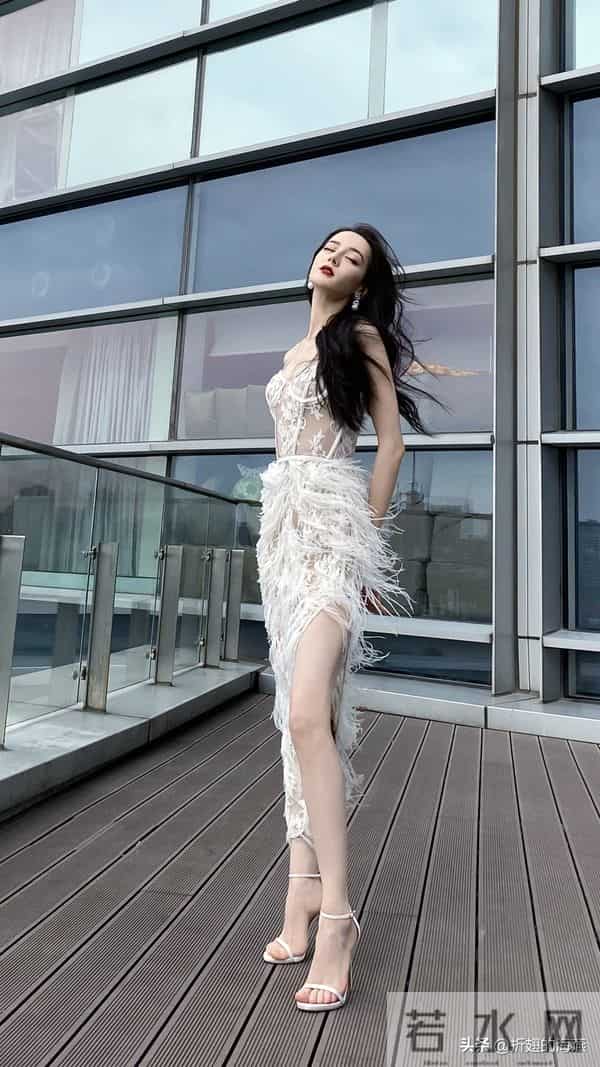 迪丽热巴经典羽毛裙穿搭壁纸，高跟大长腿吸睛。