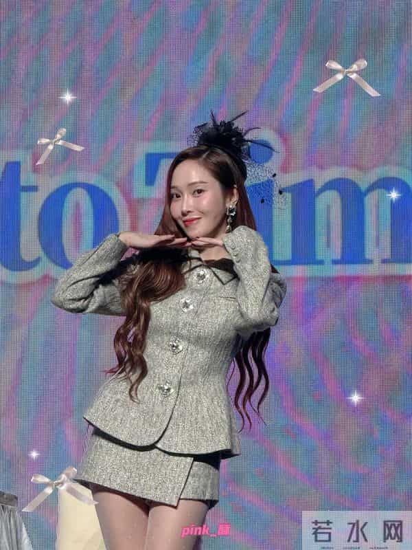 郑秀妍最新照大胆的肉色丝袜银色高跟鞋依旧宝刀不老