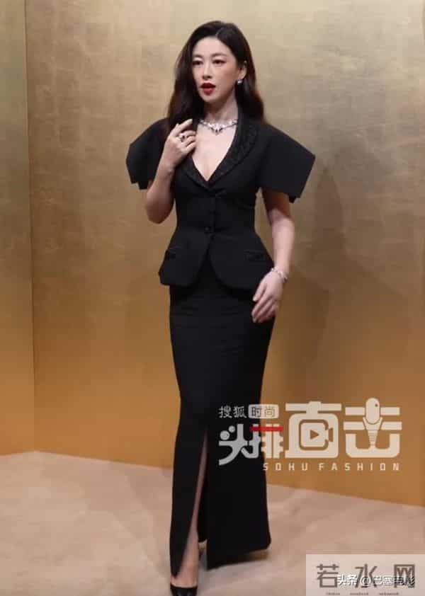 北京这一夜，巩俐雍容华贵，那英变得好时髦，郭晶晶低调地赢了