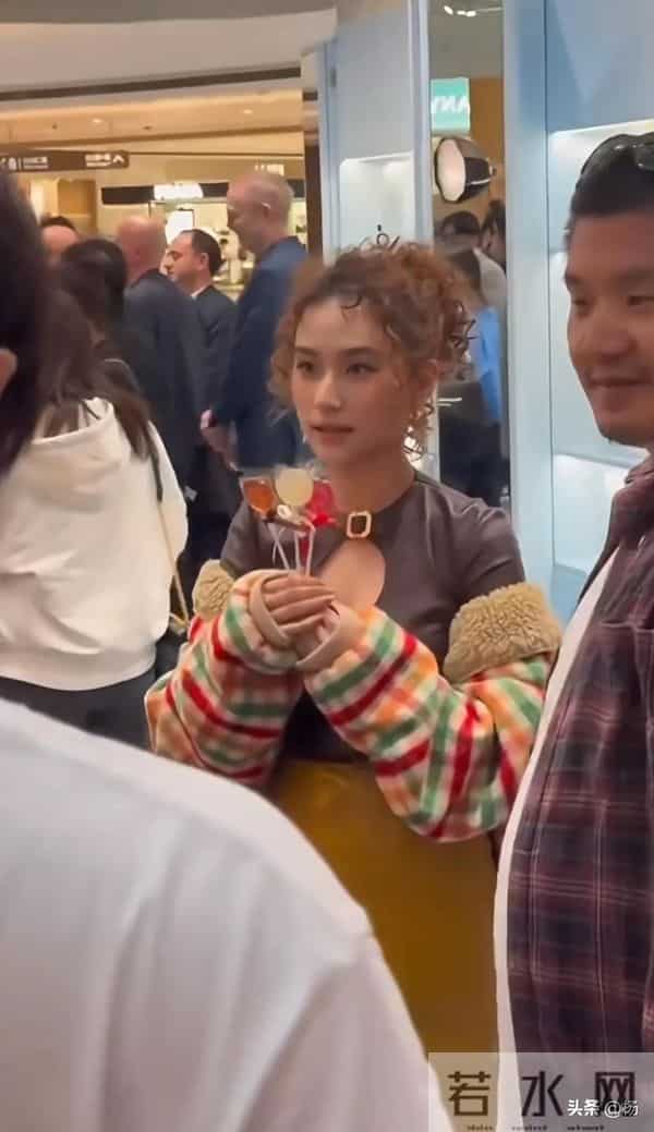 两位真千金罕见同框，何超莲娇小玲珑，小17岁的王诗龄端庄大气