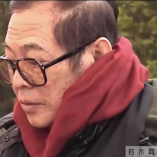 62岁李连杰探班吴京,俩人花5块钱同吃一盘饭,看模样年轻了不少