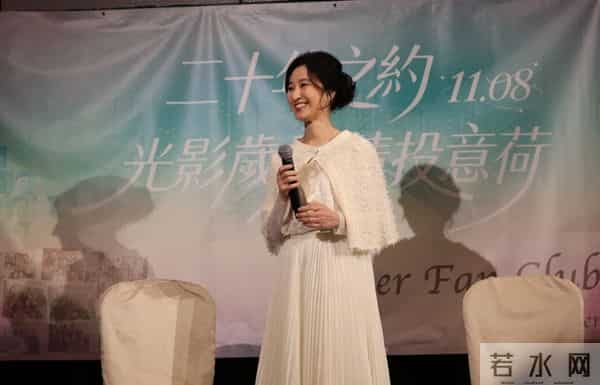 61岁关咏荷罕见露面,赴一场20年之约,状态极佳仍然很漂亮