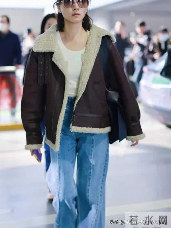 万茜机场私服真时髦!穿深棕皮毛外套+阔腿裤,洋气又高级!