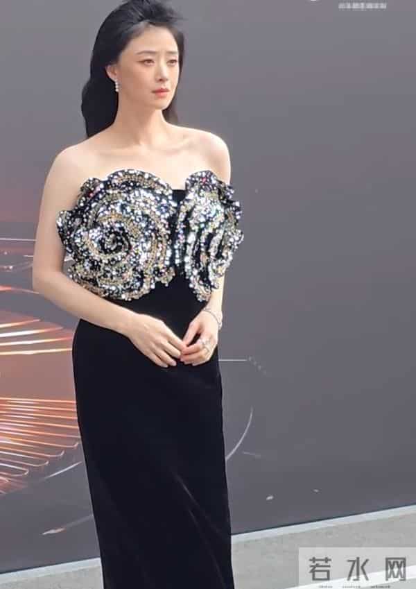 蒋欣终于瘦出新高度，顶级头肩比美爆了，她的“波浪”锁骨更抢镜